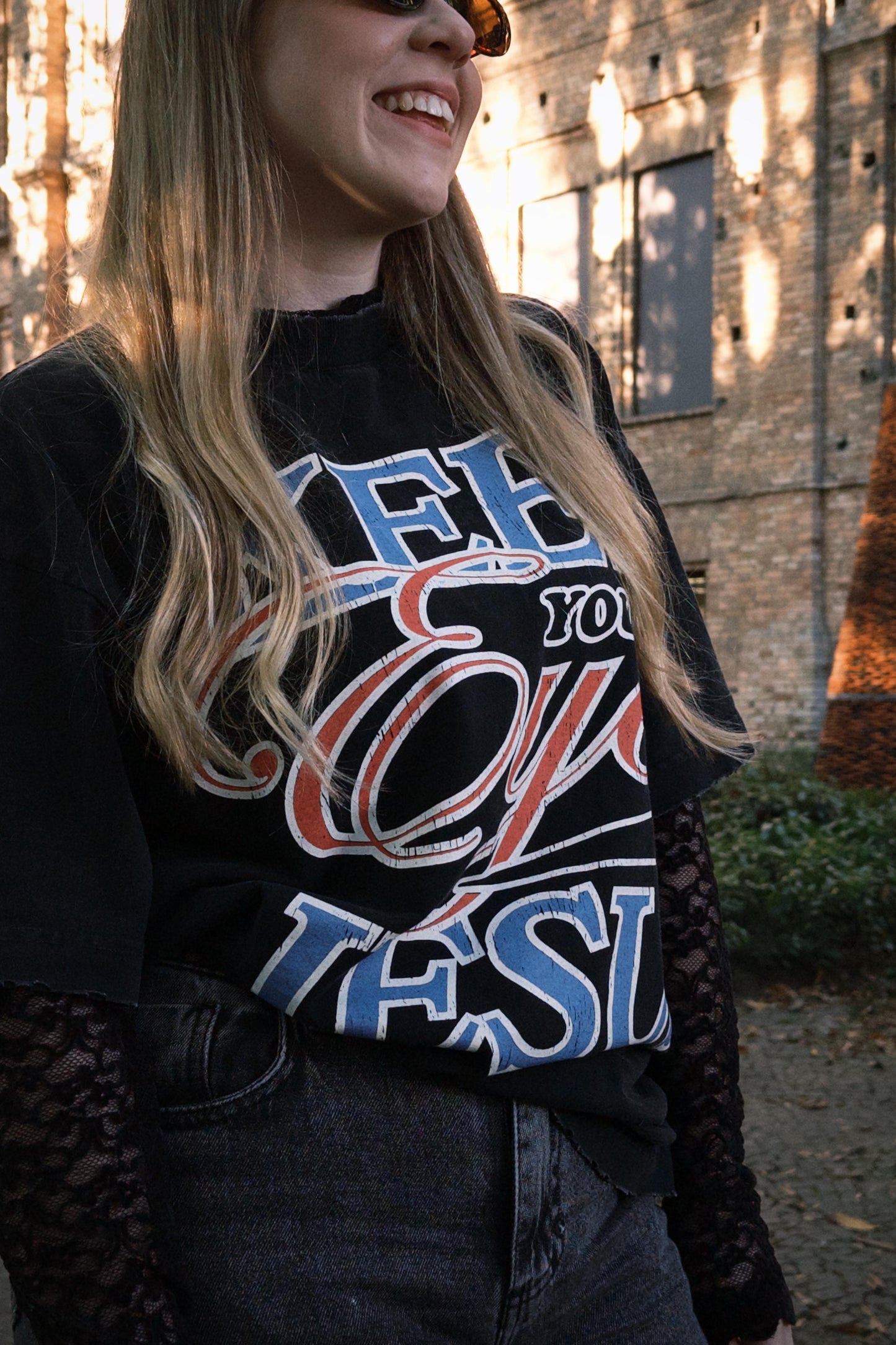 CAMISETA BOXY KEEP YOUR EYES STONED BLACK DESTROYED