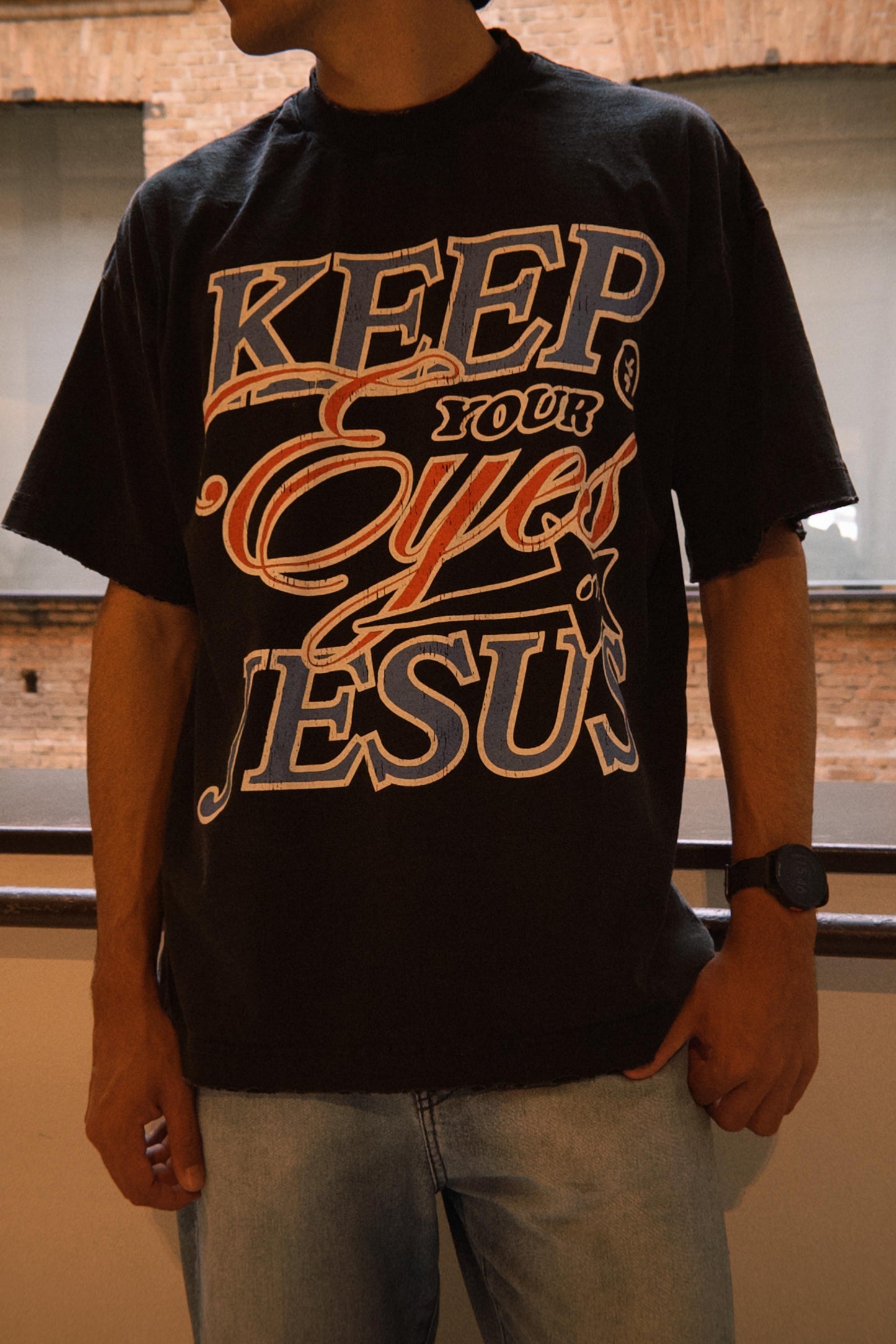 CAMISETA BOXY KEEP YOUR EYES STONED BLACK DESTROYED